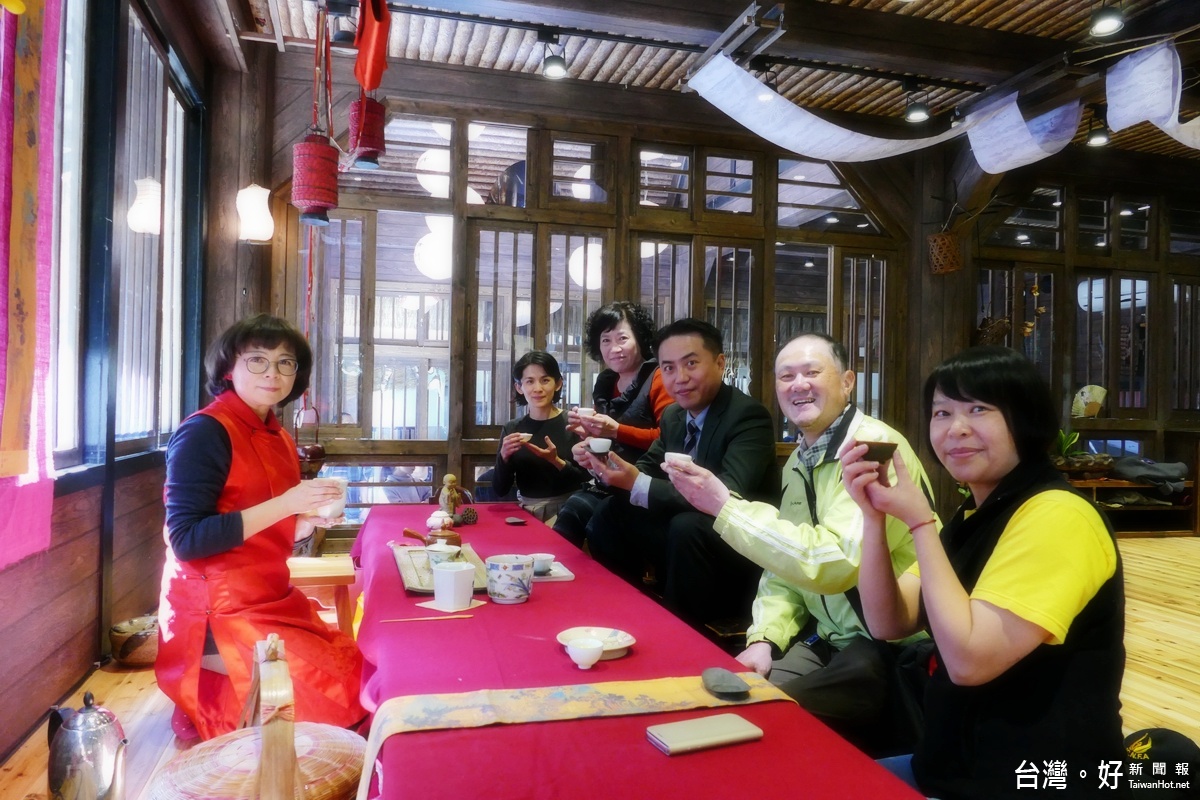 妖怪村商圈發展協會林修誠理事長(右3)歡迎遊客們在春節期間到妖怪村來走春品茗。