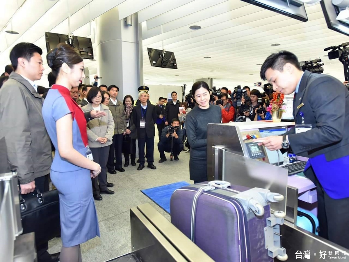 桃園市長鄭文燦陪同蔡英文總統與賀陳旦部長一起視察機場捷運並觀看機場行禮托運