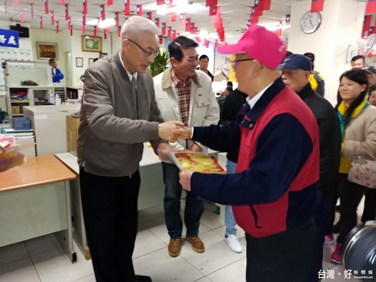 吳敦義拜訪桃園市內陸光新城等四地,除了向當地父老拜年外,並尋求支持參選黨主席,在與民眾親切的握手寒暄後,並發紅包和小燈籠祝民眾能過個好年