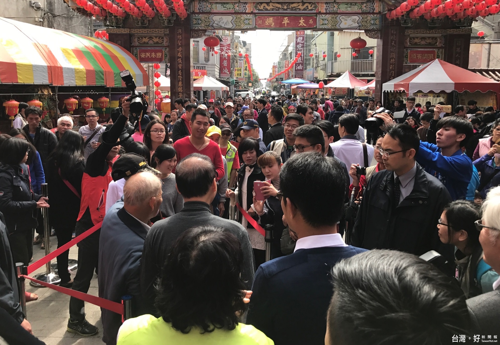 行政院長林全一行人到雲林縣西螺福興宮參拜祈福,廟前香客爭相要求拍照留念。(記者蘇榮泉攝)