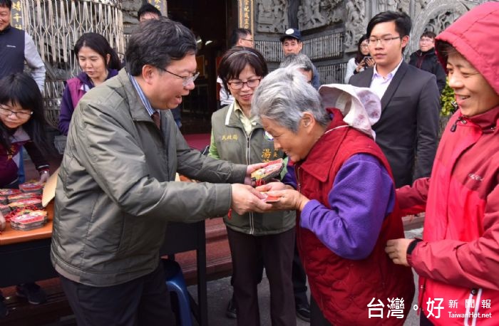 鄭市長發送福袋給走春參香的市民。