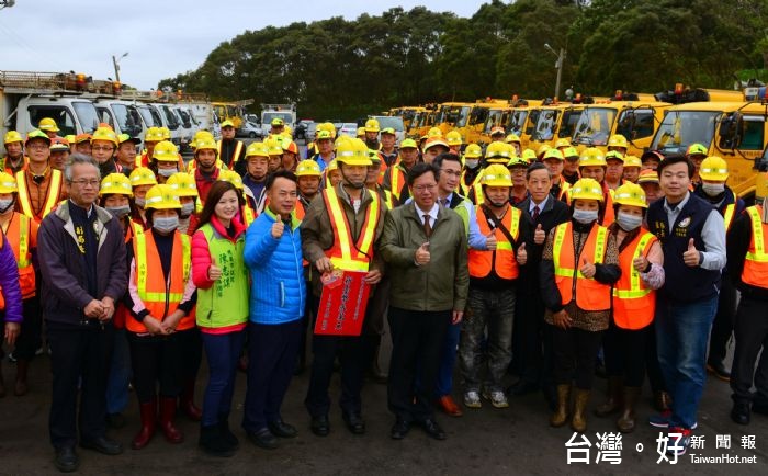 桃園市長鄭文燦初五一早赴龜山區,為清潔隊主持新春開工儀式。