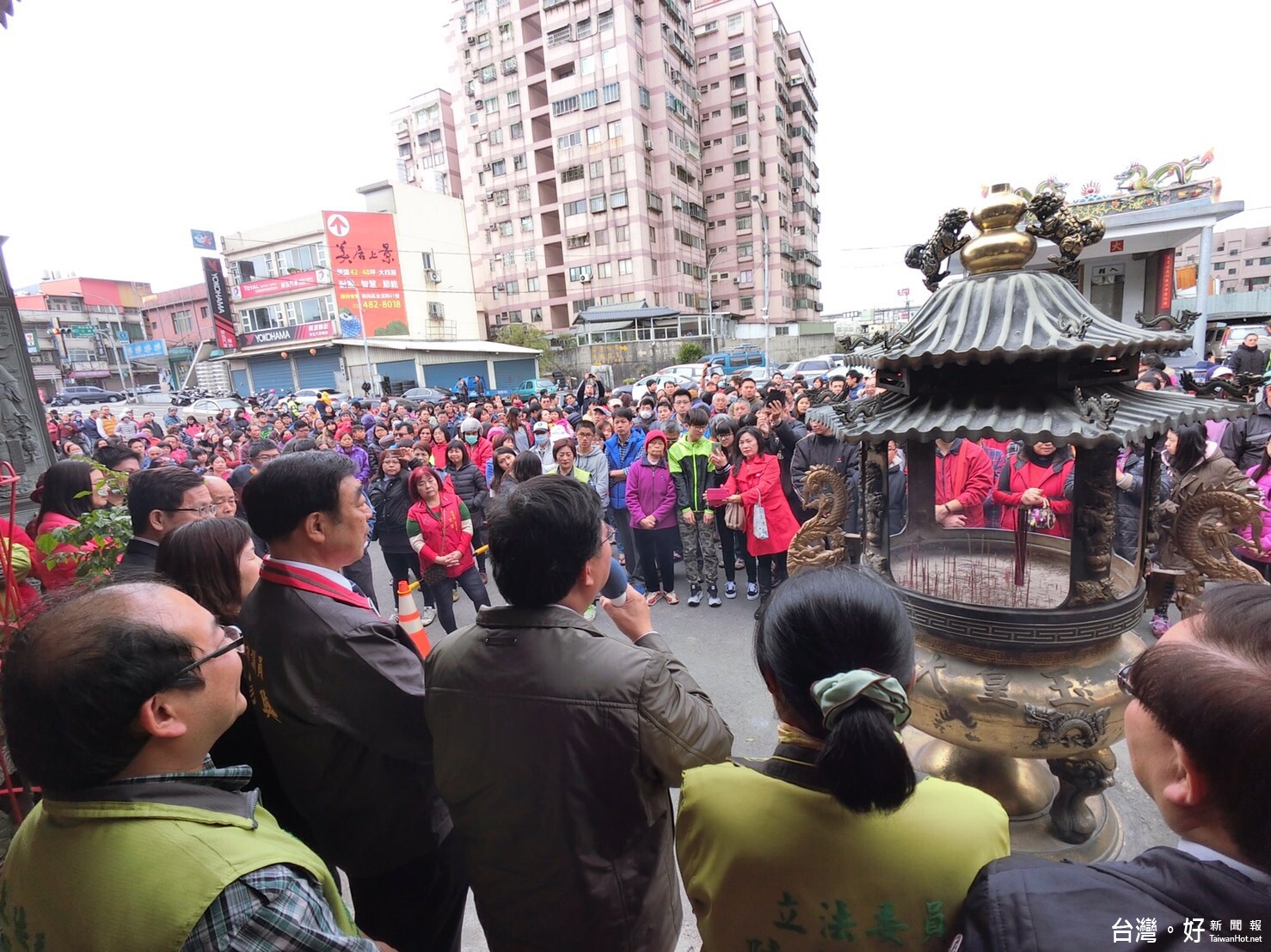桃園市長鄭文燦前往楊梅錫福宮、三元宮、啟明宮、奉天宮參香,並發送新春福袋。