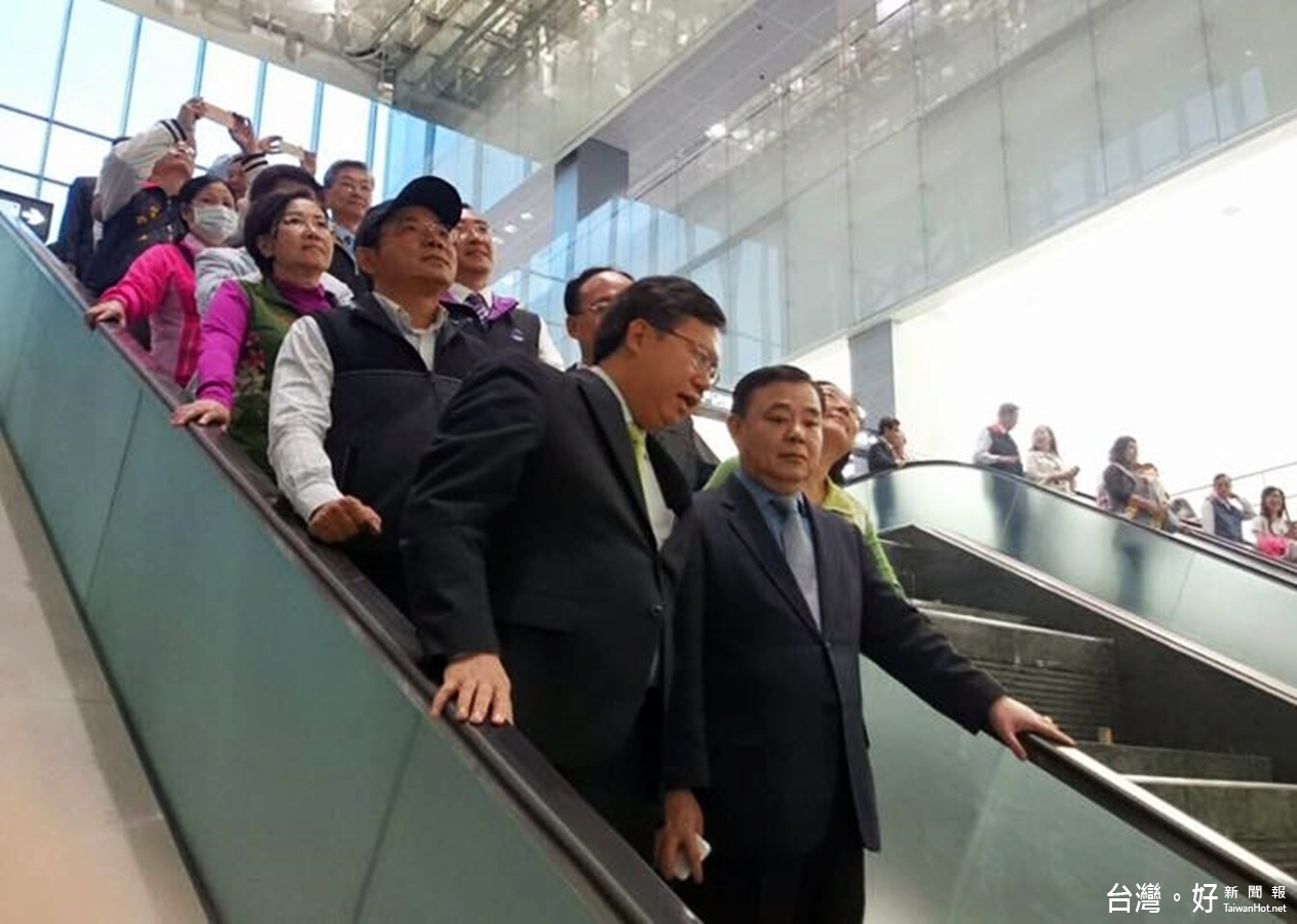 桃園市長鄭文燦與桃園市議會議長邱奕勝,及機場捷運試營運團體試乘首發團160位鄉親, 2日早上從機場捷運A21環北站出發,前往A1台北車站