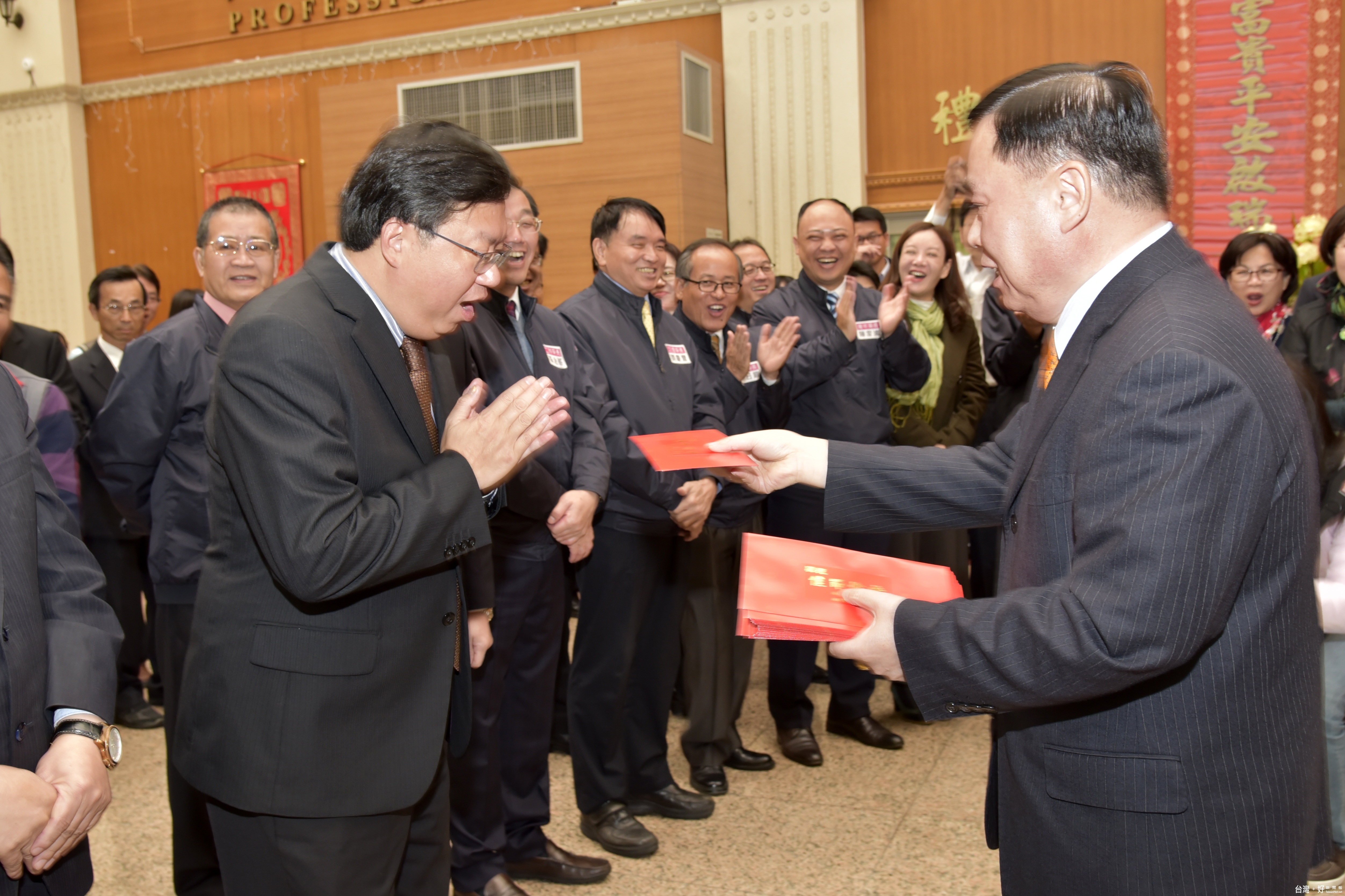 邱議長把第一個紅包送給鄭市長,互祝新年快樂。