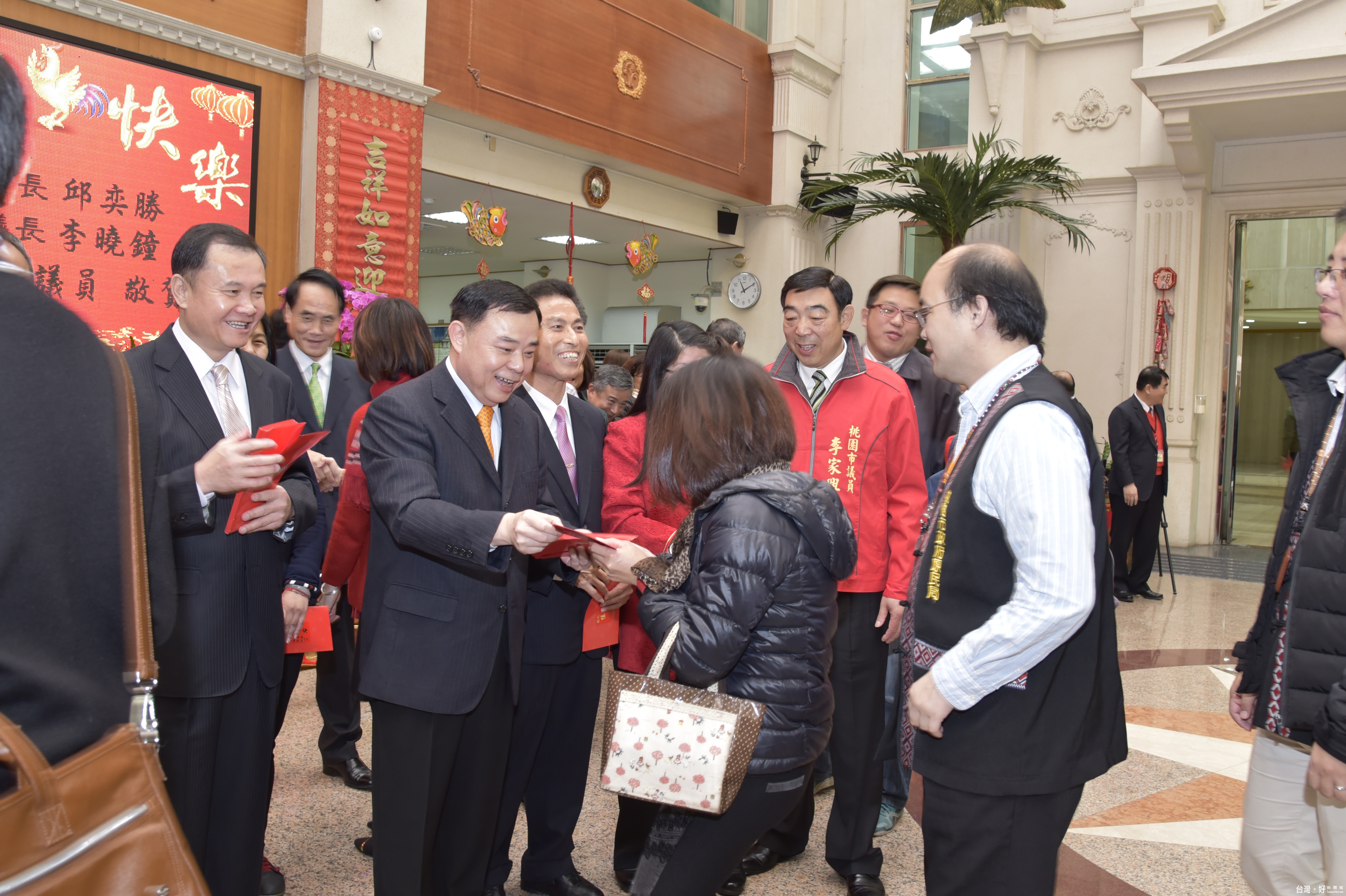 市府主管與議員、議員助理們也向議長、副議長賀年,並領取新年紅包。