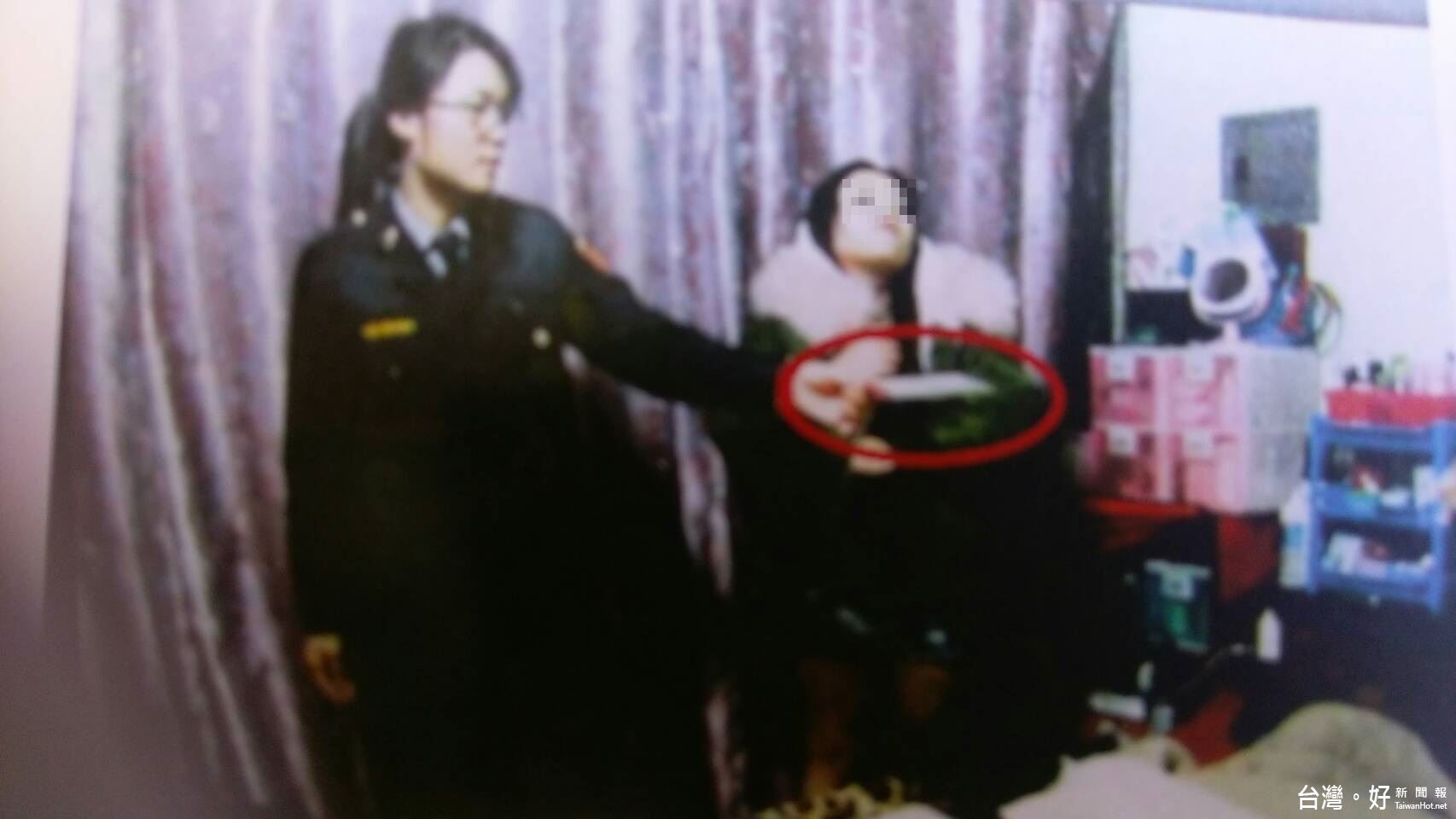 龍潭警方逮獲詐騙情侶檔,及時阻止了詐騙,順利幫中年男子保住一大筆錢。