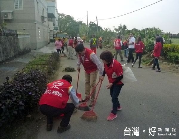 喜迎燈節　量販店清掃鄰里敦親睦鄰