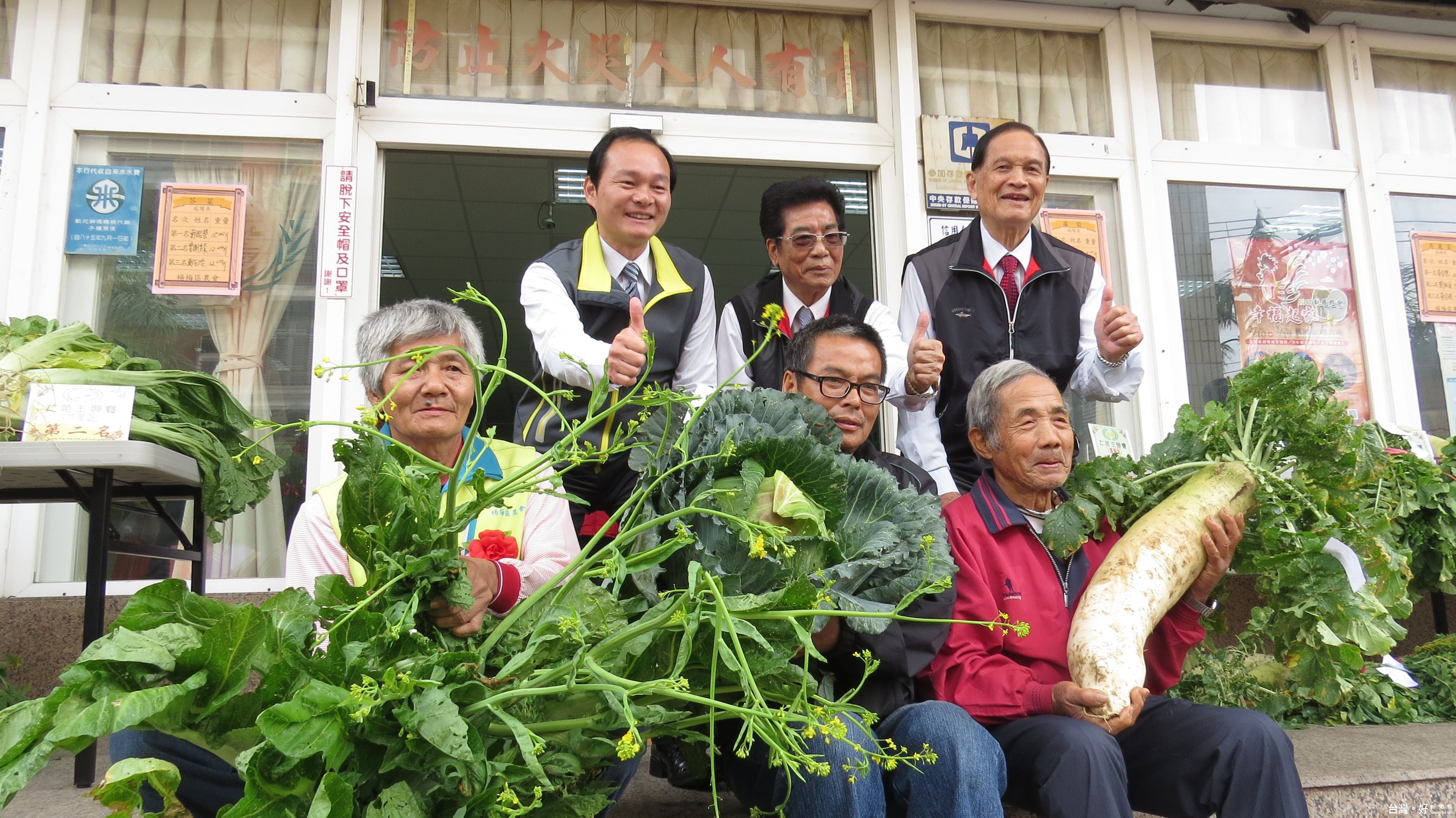 楊梅農會總幹事周宗維(後排左)、理事長許紅光、常務監事傅昭端,與大菜王競賽優勝者合影。