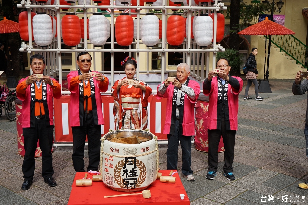 九族舉辦鏡開儀式敬花神，並為大家開運祈福。來賓〈左起企劃經理黃瑞奇、九族副總李澎生、花神、南投縣府觀光處長王源鍾、日管處副處長陳志賢〉等人舉杯祝禱。〈記者吳素珍攝〉