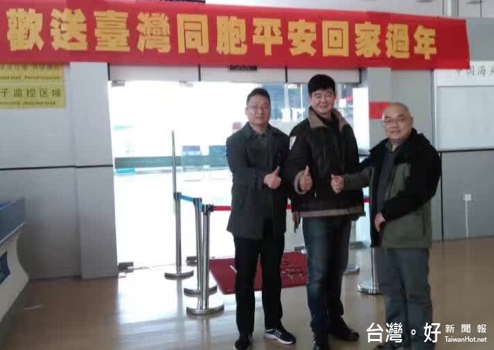 圖:左起玉環縣台辦主任龔強、臺灣單車天使公益騎行活動創辦人楊明忠、浙台(玉環)經貿合作區管委會主任許敏