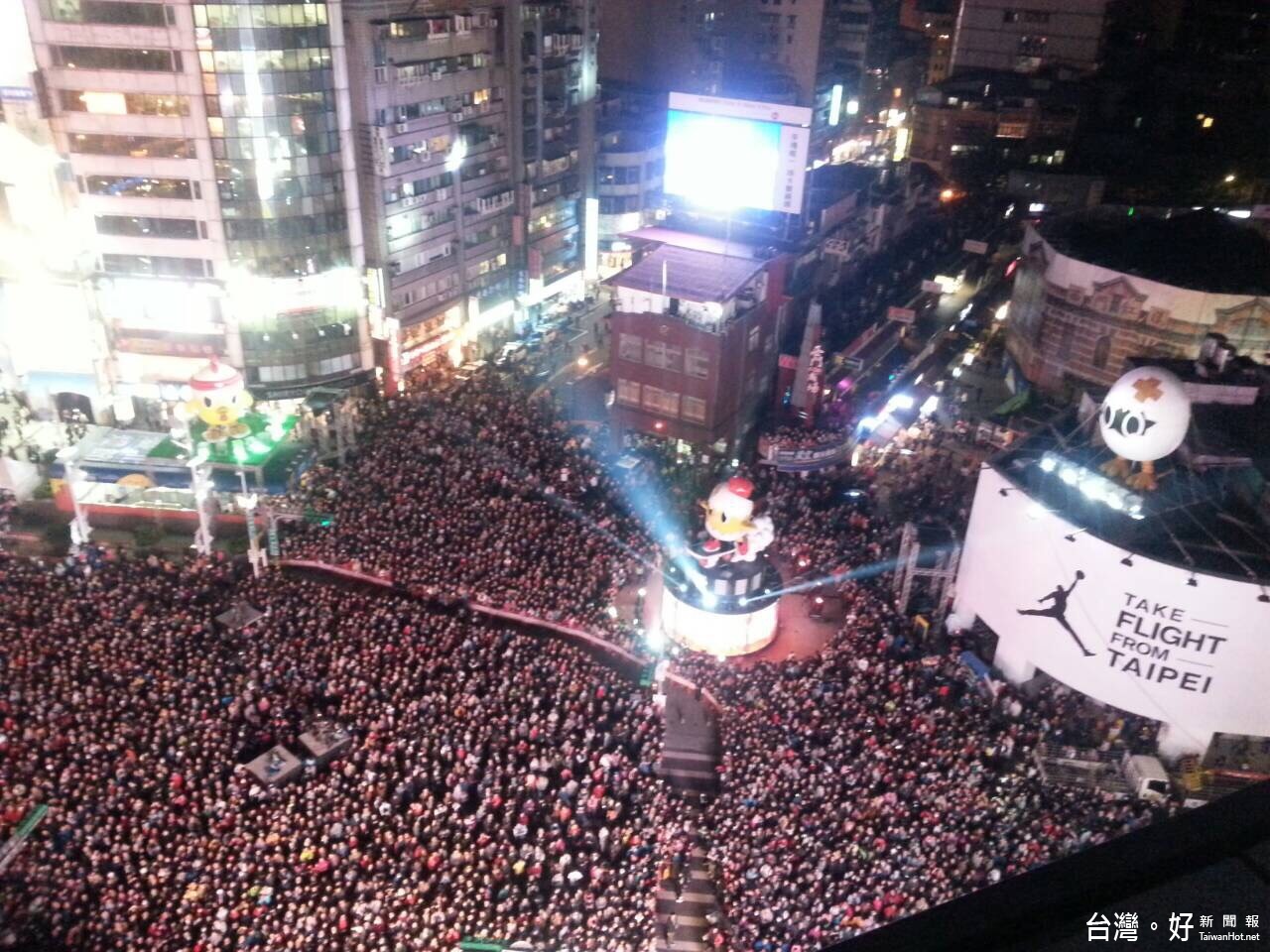 台北燈節透過空拍呈現主展演區燈光秀的磅礴氣勢。