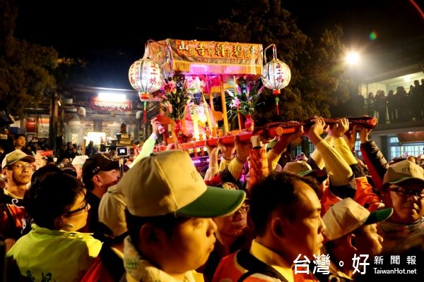 賴市長、碧雲寺董事長籃濟源等董、監事等人一同扶佛祖媽上轎起駕,數千信徒持香與火把一路相隨,完成觀音佛祖起駕典禮。