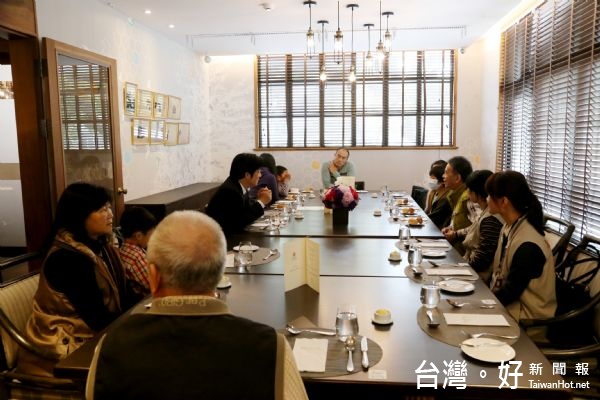 有四位兒少,分別是蔡童(3歲)、魏童(8歲),以及鄭姓姐妹(12、16歲),為了讓社會大眾瞭解小朋友們的生活近況,賴市長因而邀請他們一同相聚。