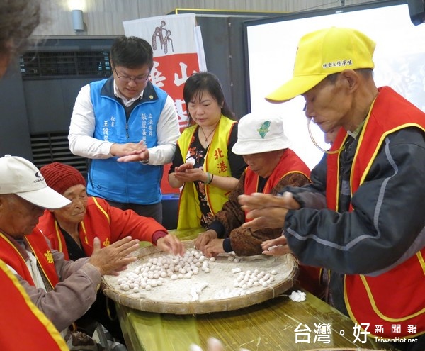 北港武德宮關懷弱勢長輩，邀華山基金會獨老們團圓搓湯圓，歡喜慶祝元宵節。（記者陳昭宗拍攝）