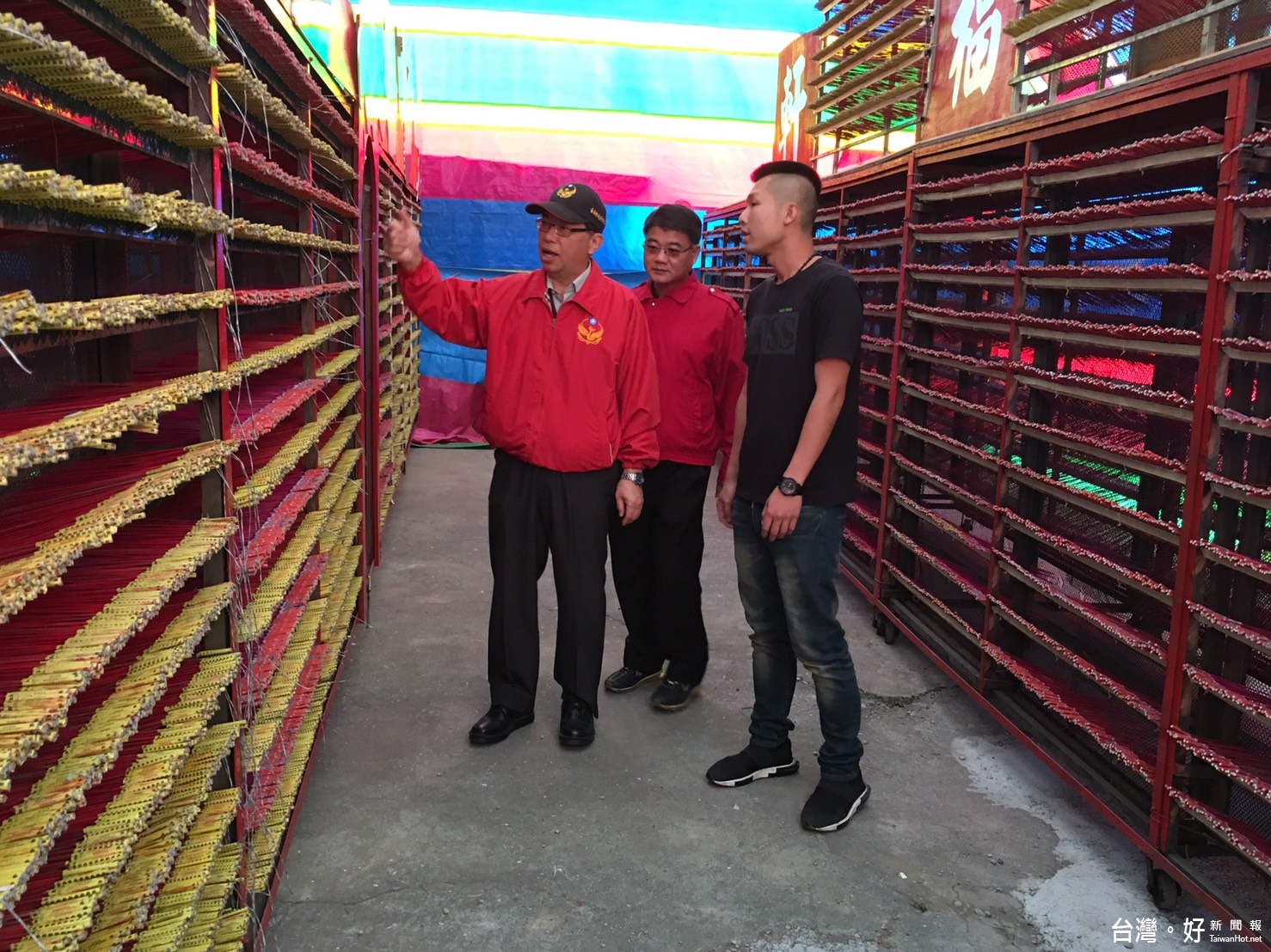 消防局局長李明峰帶隊抽查鹽水蜂炮炮城,檢查合格炮城將張貼合格標誌。