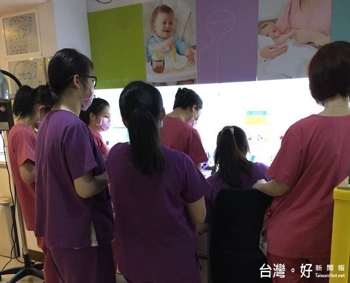 月子中心護理師人員交班。交班為護理工作中重要的一環,確認病人照顧的連續性及安全。(圖/台大幼幼產後護理之家提供)