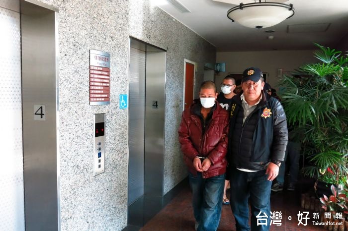檢察署指揮動員約80名警力,執行檢肅天道盟孔雀會中壢會不法組織,查獲首惡黃○南及其手下等6人到案。