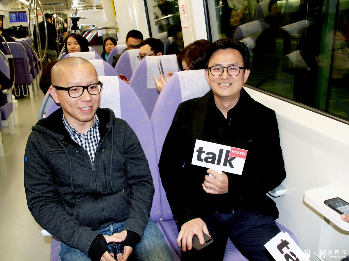 青年旅館業者試乘機捷國際友人首批組團搭乘的外國旅客,希望從國際的角度,給予機捷不同的搭乘感受