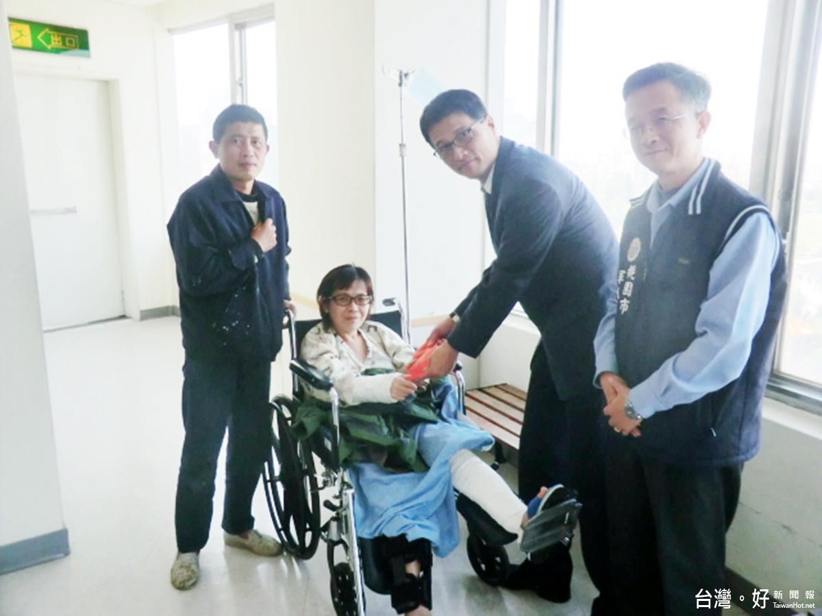 服務站也對軍情局吳姓上兵母親車禍案,前往醫院致贈慰問金,祝家屬早日康復