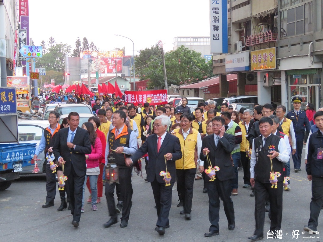 李縣長率領千人踩街,並與現場民眾熱情打招呼。(記者蘇榮泉攝)