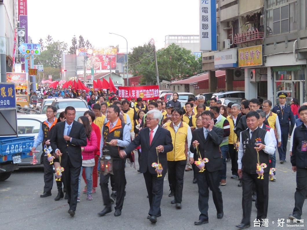 李縣長率領千人踩街，並與現場民眾熱情打招呼。（記者蘇榮泉攝）