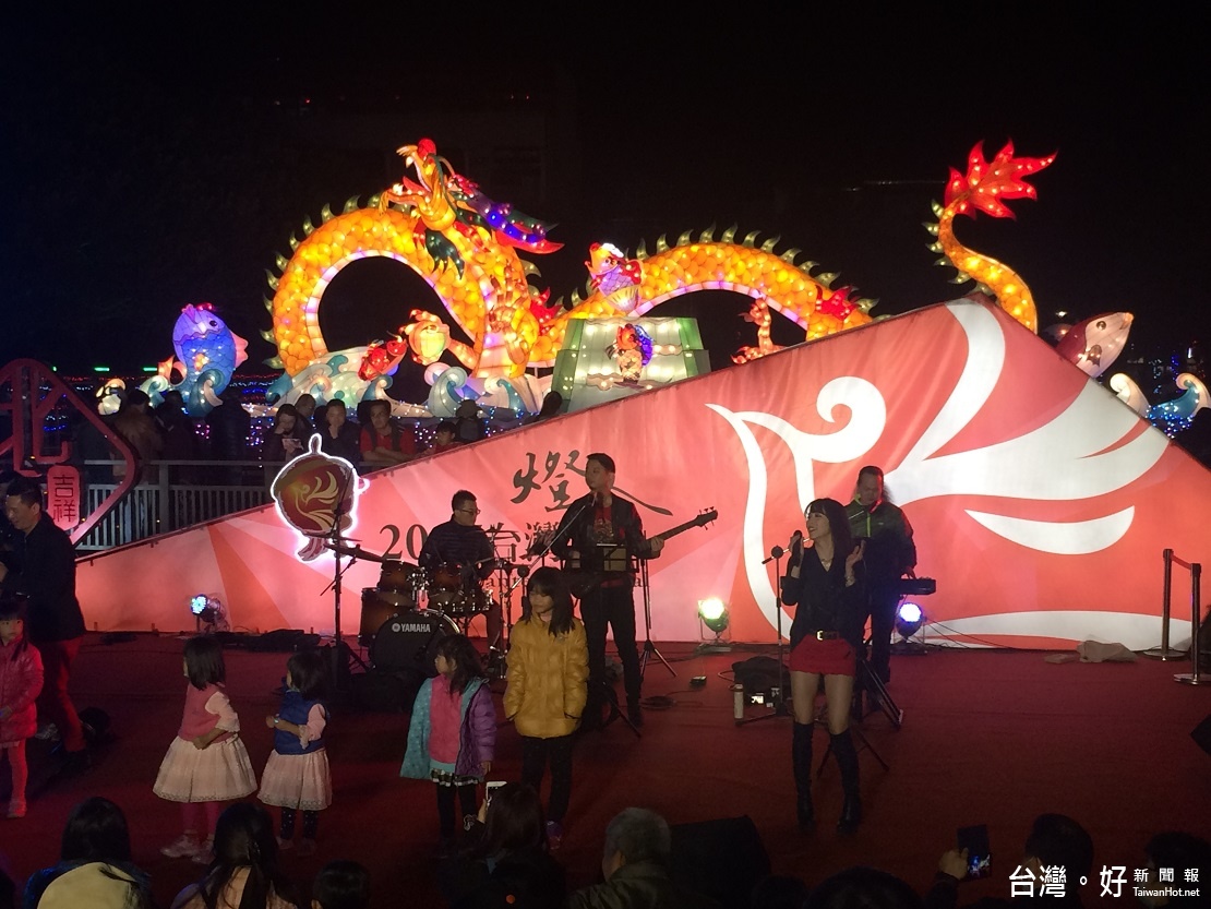 北港燈區表演節目在水道頭表演場地安排王牌樂團及阿標模仿秀進行演出,從2月7日起至2月19日每天晚間連續演出13天。(記者蘇榮泉攝)
