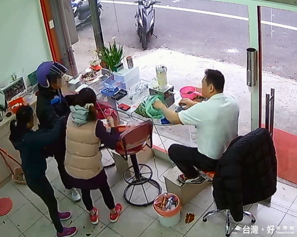 绰號華南的黃姓嫌犯11年前搶銀行元月 30日再搶檳榔攤被錄影機錄到搶錢的鏡頭
