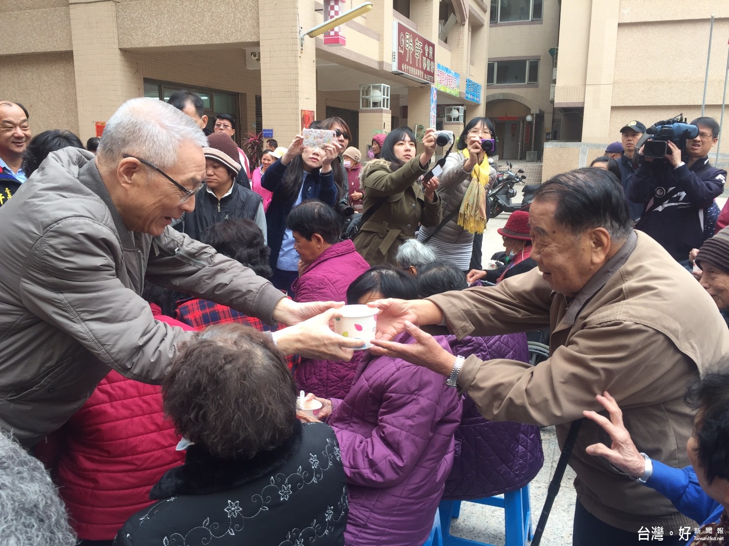中國國民黨主席參選人吳敦義在元宵節前夕，與眷村黨員一齊分享吃湯圓。