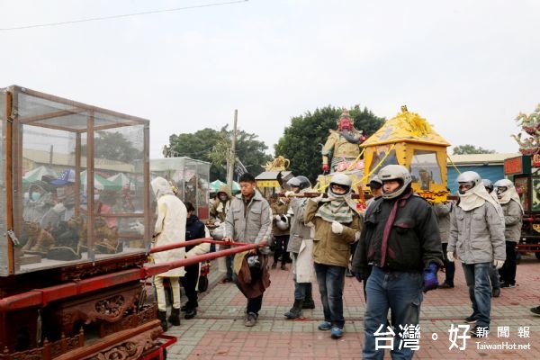 今年鹽水蜂炮活動施放約200座炮城,五彩繽紛的高空煙火將讓遊客感受到鹽水蜂炮聲光震撼威力與美感。