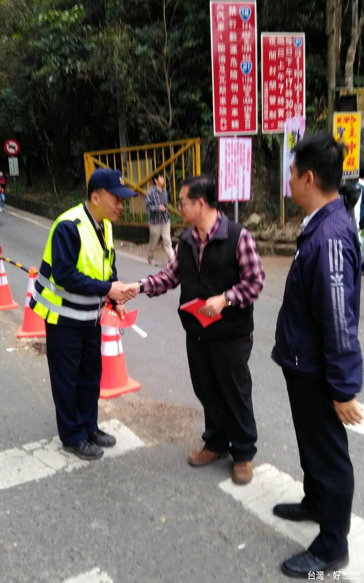 信義鄉草坪頭賞花盛況空前，南投縣警局局長魏慶賢體恤員警辛勞，親自前往慰勉執勤人員。