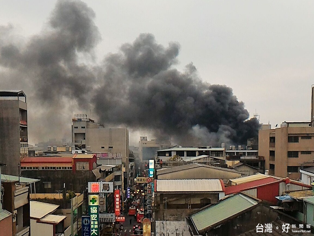 豐原第一公有零售市場傳大火(圖/民眾提供)