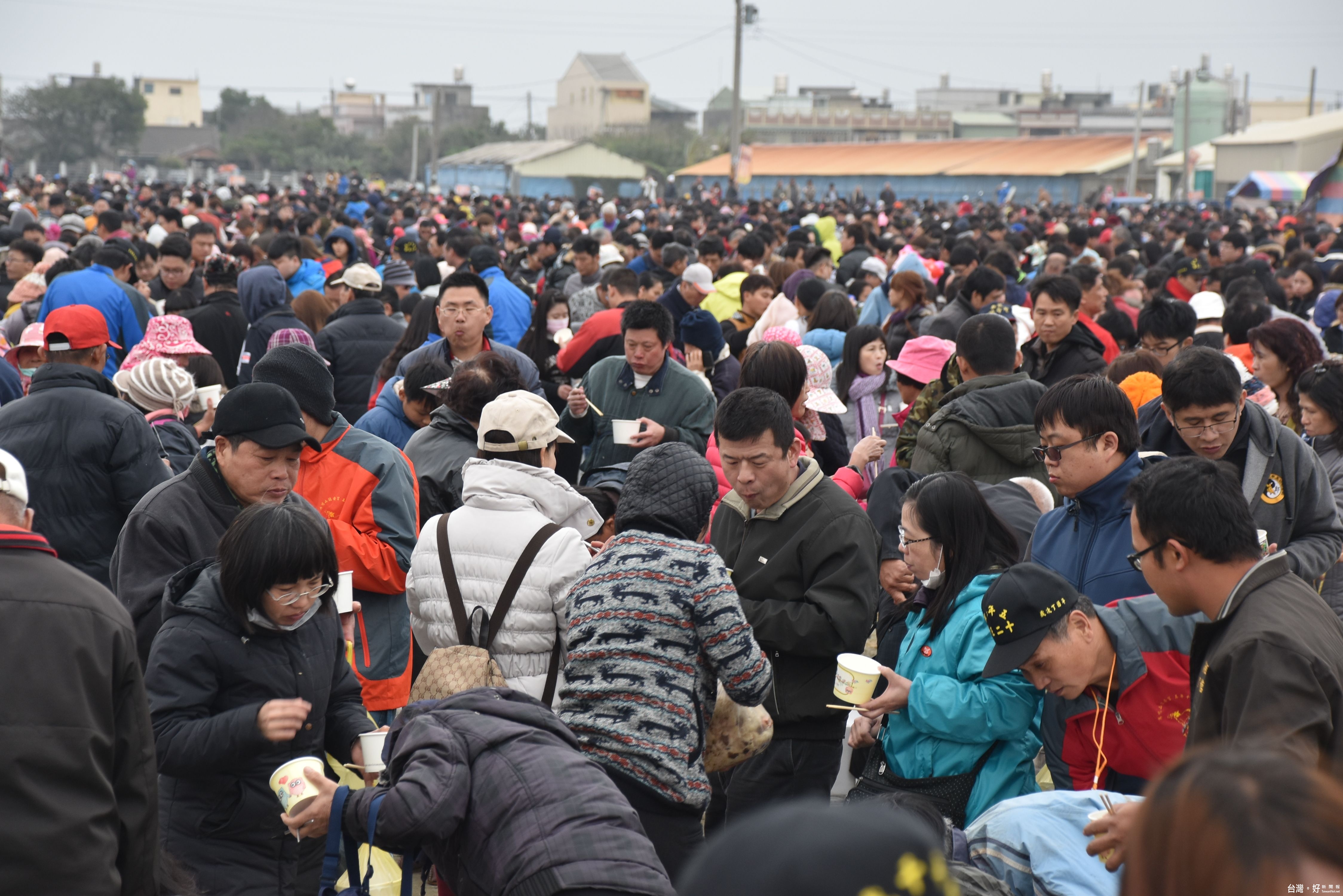 褒忠吃飯擔吸引人山人海人潮。(記者郭春輝拍攝)