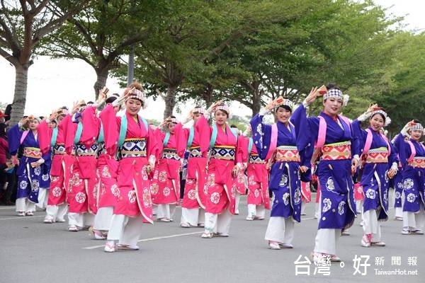 2017台灣燈會虎尾主燈區舉行開幕踩街儀式,國內外團隊沿途表演,吸引賞燈民眾欣賞拍照及掌聲,炒嗨燈會氣氛。(記者陳昭宗拍攝)