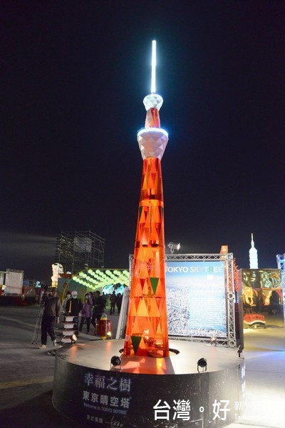 台北101、東京晴空塔首次聯手參與台灣燈會，共同製作幸福花燈於雲林亮相，推升台日觀光交流。（記者陳昭宗拍攝）