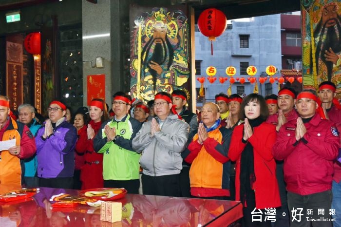 鄭市長表示,「龍潭迎財神」以步行繞境,並發放錢母,讓參加的民眾補財庫,也代表新年新希望。