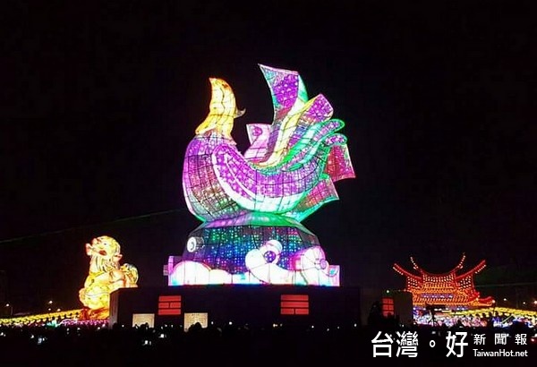 台灣燈會主燈「鳳凰來儀」萬燈齊亮，在漆黑的夜空中構成一幅美麗的圖畫。（記者陳昭宗拍攝）