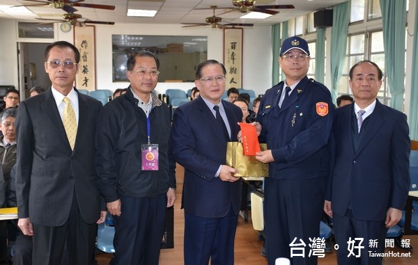 警政署長陳國恩體恤燈節期間執勤人員堅守崗位的服務民眾,特前往慰勉執勤人員辛勞並頒發加菜金。(記者陳昭宗拍攝)