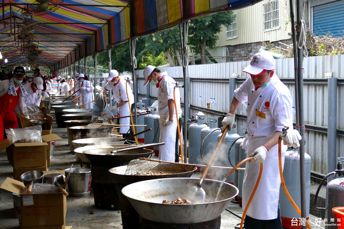 卜峰公司的廚師們一字排開，雙手不停的翻炒麻油雞，相當壯烈。
