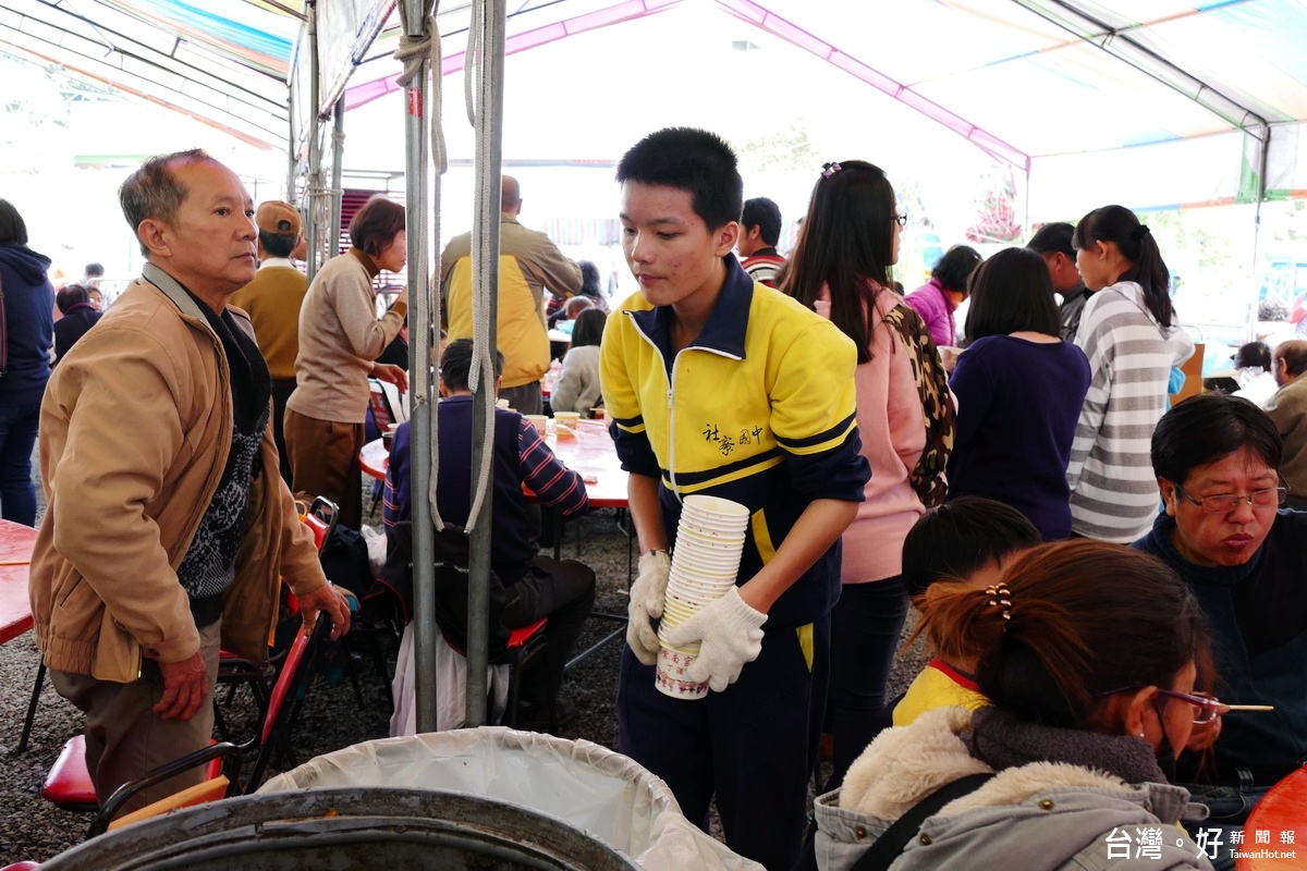 社寮國中志工隊在現場幫忙將廚餘、垃圾分類。