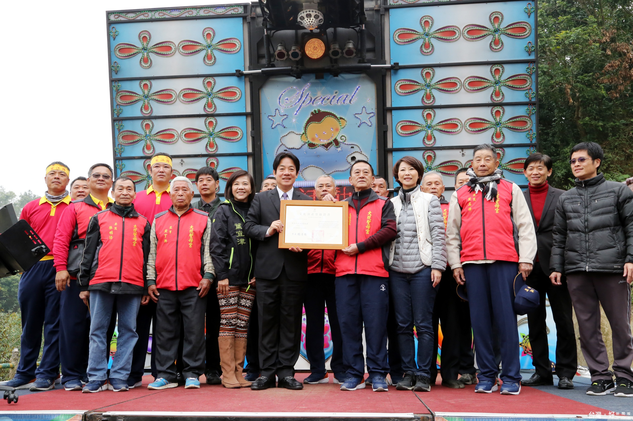 市長賴清德頒發第31處市定民俗證書,地方信徒及居民觀禮者眾,熱鬧隆重。