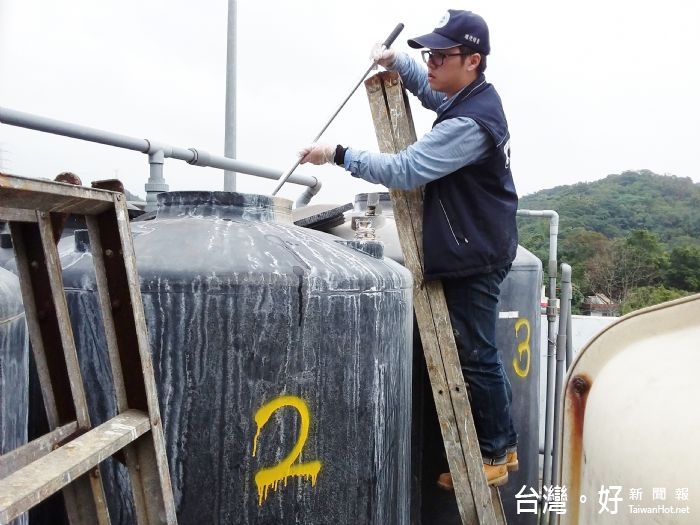 明O企業不明PVC管有大量廢水流出,採採樣檢測屬有害健康的重金屬鎳 。