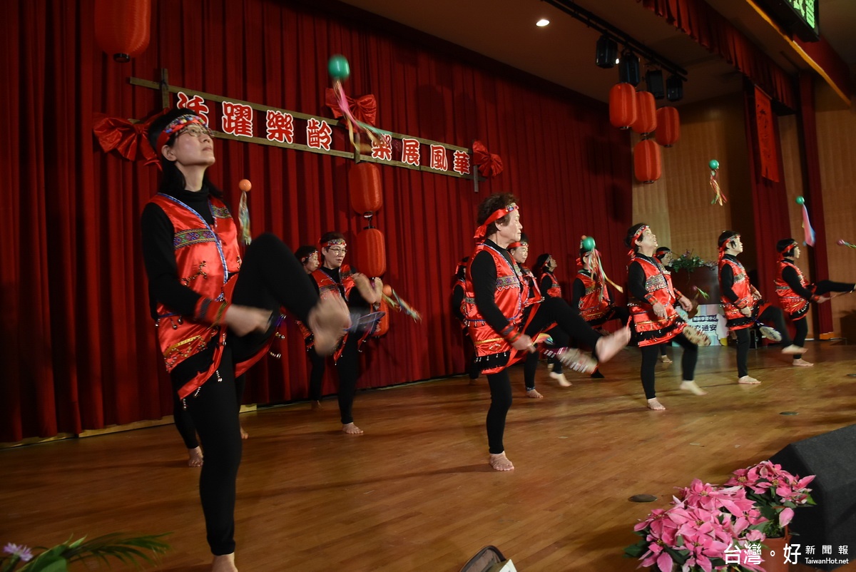 各樂齡學習中心帶來精彩表演。（記者扶小萍攝）