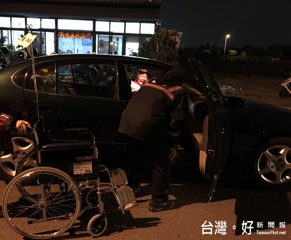 鐵血漢展柔情　熱心警助行動不變阿嬤上車獲民按讚