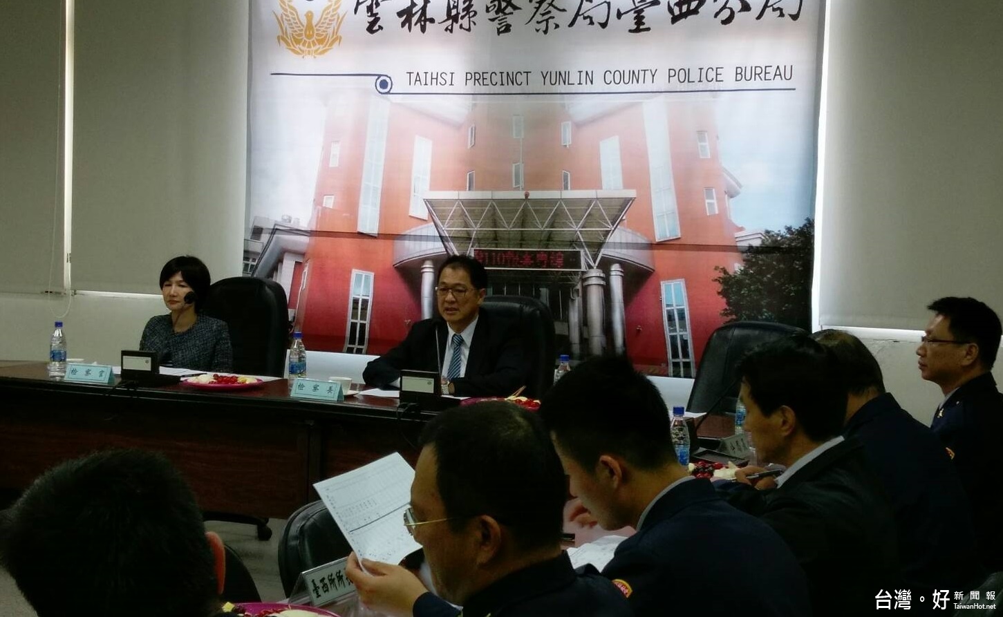 檢察長鄭銘謙前往臺西分局視察選舉查察業務,並指示全力蒐報賄選情資,防制金錢及暴力介入選舉,同時慰問勉勵警察辛勞。(記者蘇榮泉攝)