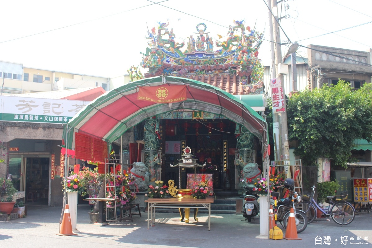 斗南鎮小南天福德廟提供「招財螕貅」，供信徒向土地公擲筊請示即可將貔貅帶回招財辟邪。（記者簡勇鵬攝）