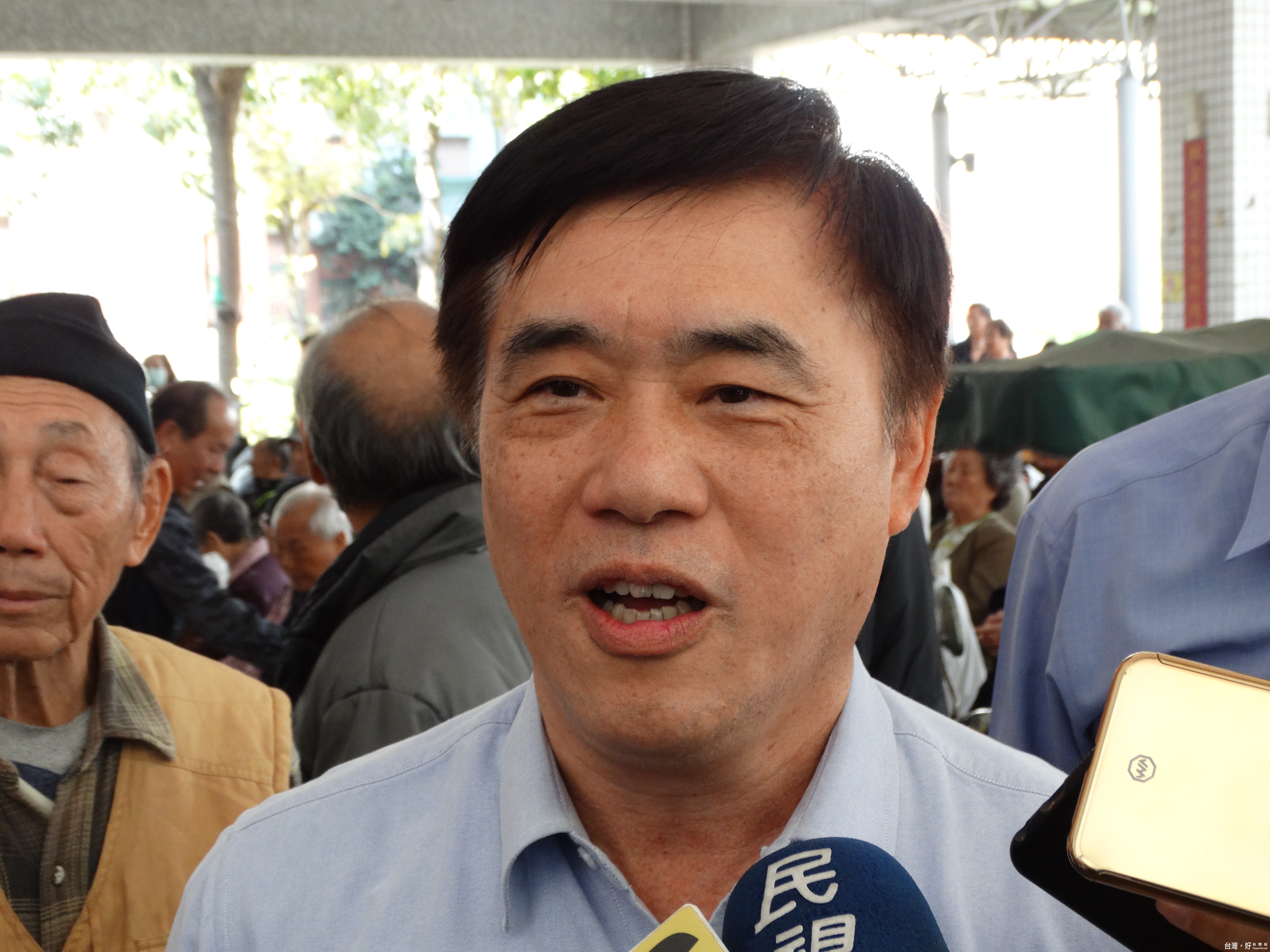 國民黨副主席郝龍斌參選黨主席到台南爭取支持，眷村民眾進行連署。