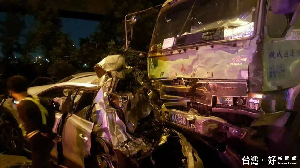 國道1號北上182公里處發生連環車禍,1輛中華豆腐大貨車行經該路段時,因不明原因和6輛自小客車、1輛小貨車發生追撞事故。(圖/爆料公社)