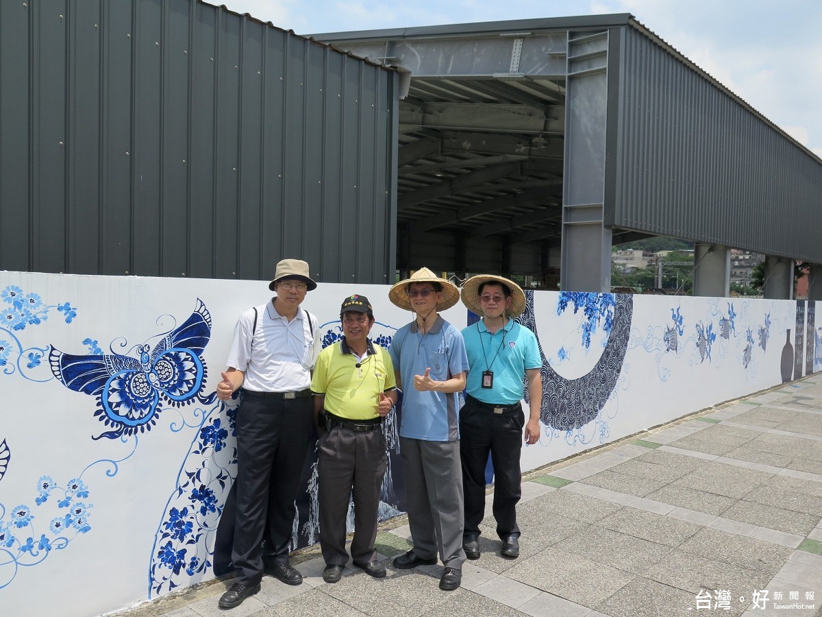 新北市鶯歌區東鶯里由當地藝術家共同創作彩繪牆面，環保署副署長詹順貴都說讚!