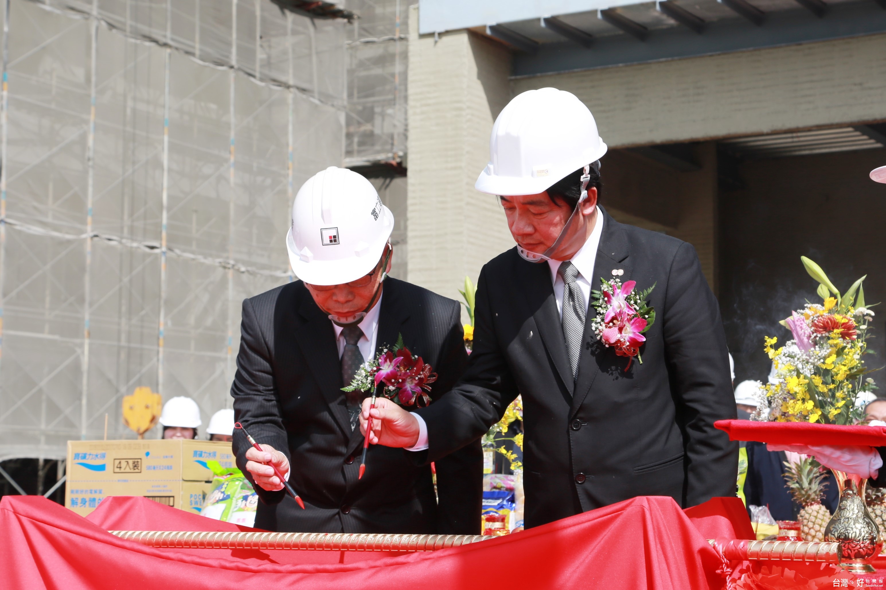 市長賴清德與富立建設陳聰徒董事長主持上樑儀式,宣告照顧住宅正式邁入最後完工階段。
